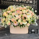 باکس گل طبیعی آنتوریوم BL228 با رز مینیاتوری، لیسینتوس و بابونه - گل فروشی لاکچری لونا فلاور کرج