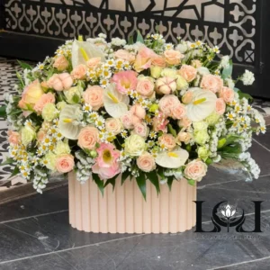 باکس گل طبیعی آنتوریوم BL228 با رز مینیاتوری، لیسینتوس و بابونه - گل فروشی لاکچری لونا فلاور کرج
