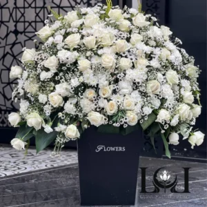 باکس گل طبیعی ترحیم BL205 با شصت شاخه رز سفید، بابونه، لیسینتوس و عروس - گل فروشی لاکچری لونا فلاور کرج