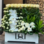 باکس گل طبیعی رز و ارکیده BL222 با چهل شاخه رز سفید، رز مینیاتوری و ارکیده - گل فروشی لاکچری لونا فلاور کرج