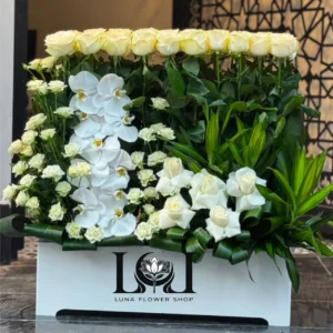 باکس گل طبیعی رز و ارکیده BL222 با چهل شاخه رز سفید، رز مینیاتوری و ارکیده - گل فروشی لاکچری لونا فلاور کرج