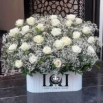 باکس گل طبیعی رز و ژیپسوفیلا سفید BL221 با سی شاخه رز هلندی سفید - گل فروشی لاکچری لونا فلاور کرج