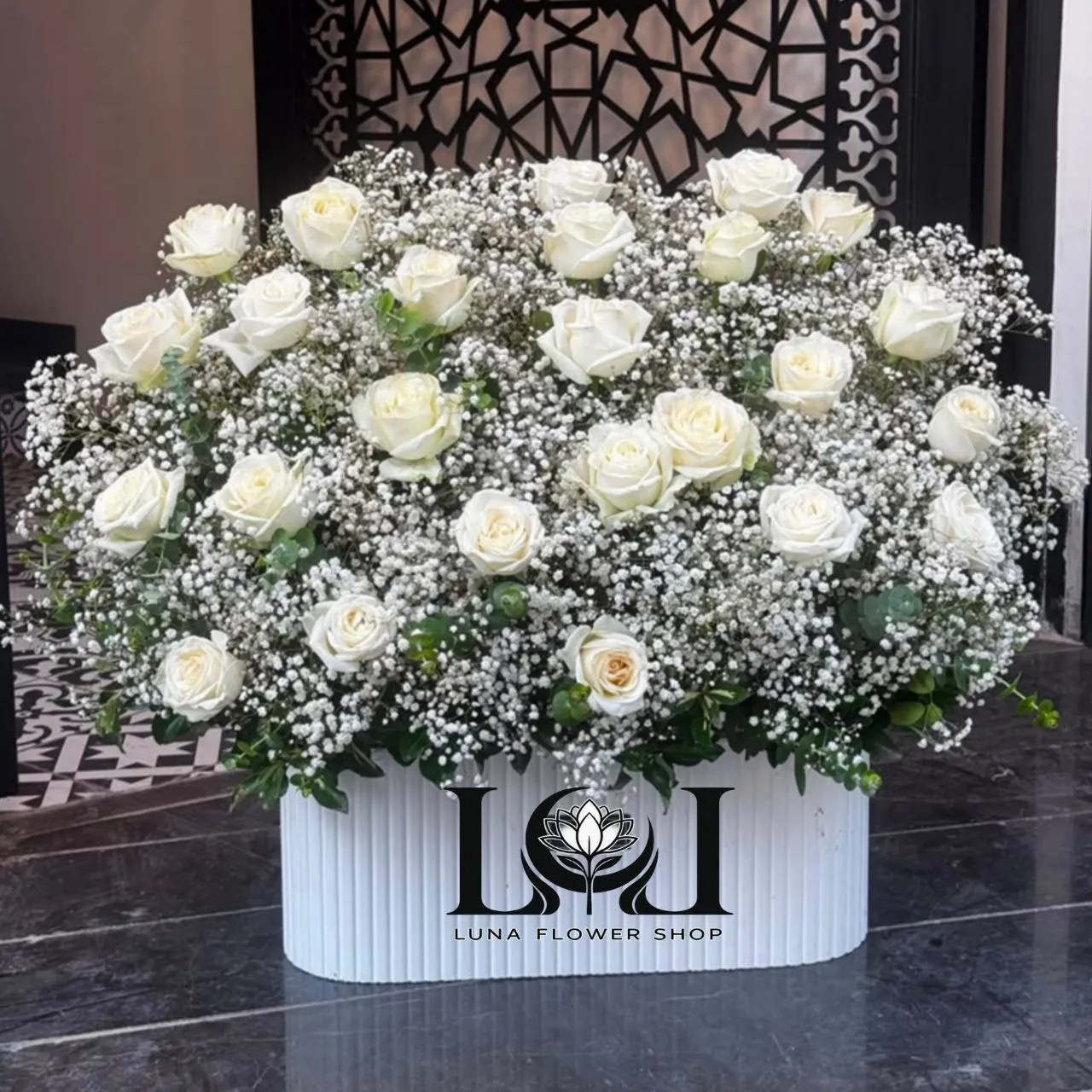 باکس گل طبیعی رز و ژیپسوفیلا سفید BL221 لونا فلاور کرج باکس گل طبیعی رز و ژیپسوفیلا سفید BL221 با سی شاخه رز هلندی سفید - گل فروشی لاکچری لونا فلاور کرج