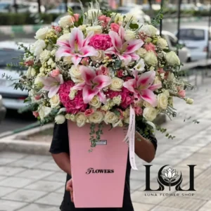 باکس گل طبیعی لیلیوم رز BL214 با لیلیوم اوریانتال، رز هلندی، رز مینیاتوری و ورونیکا - گل فروشی لاکچری لونا فلاور کرج