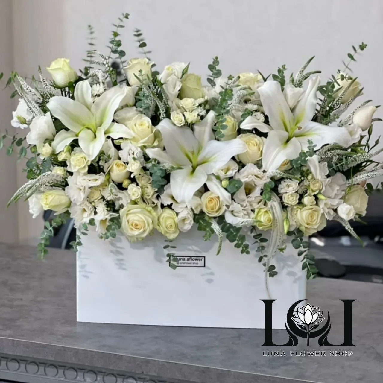 باکس گل طبیعی لیلیوم و رز BL215 لونا فلاور کرج باکس گل طبیعی لیلیوم و رز BL215 با لیلیوم اوریانتال، رز، لیسینتوس، ورونیکا و رز مینیاتوری - گل فروشی لاکچری لونا فلاور کرج