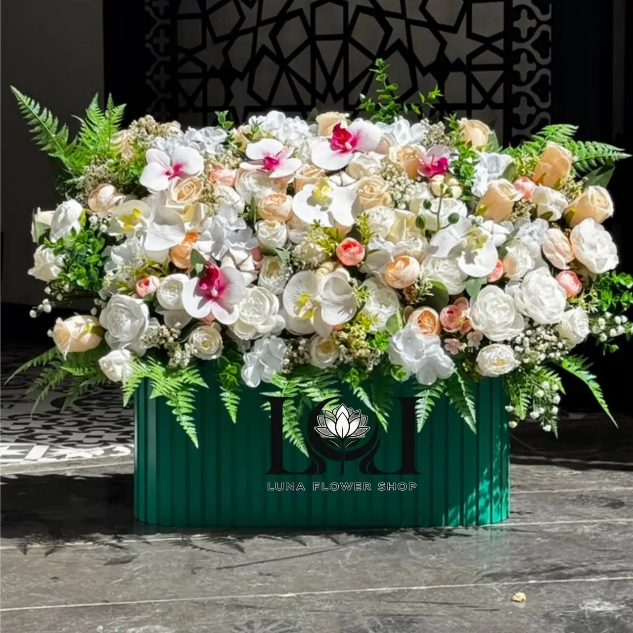 باکس گل مصنوعی AL126 لونا فلاور کرج باکس گل مصنوعی رز، ارکیده و پیونی AL126 - گل فروشی لاکچری لونا فلاور کرج