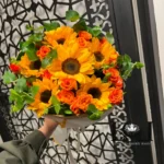 دسته گل آفتابگردان و رز مینیاتوری DL213 با هفت شاخه آفتابگردان و رز مینیاتوری - گل فروشی لاکچری لونا فلاور کرج