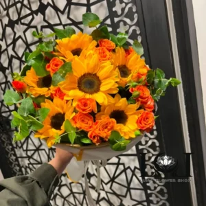 دسته گل آفتابگردان و رز مینیاتوری DL213 با هفت شاخه آفتابگردان و رز مینیاتوری - گل فروشی لاکچری لونا فلاور کرج