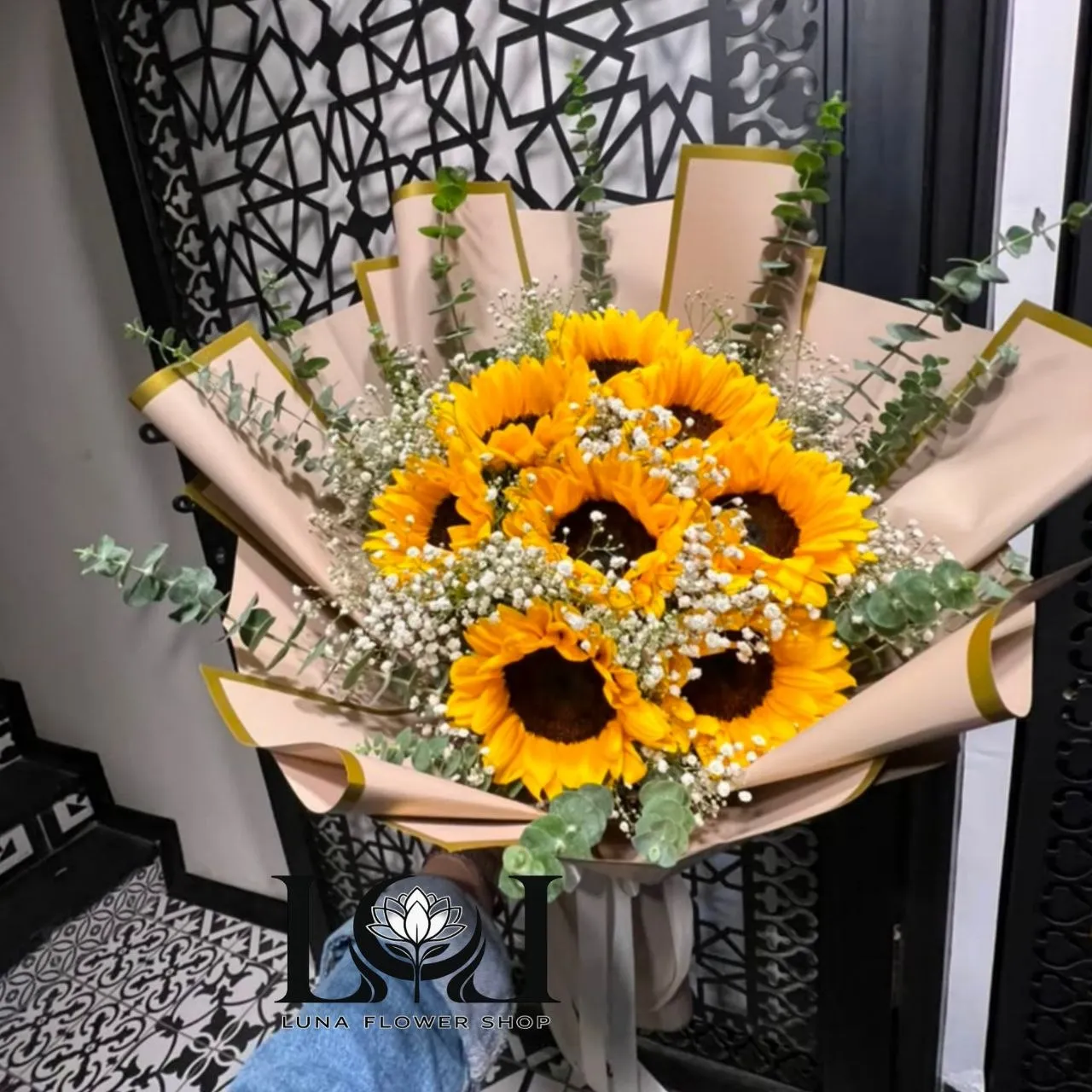 دسته گل طبیعی آفتابگردان DL212 لونا فلاور کرج دسته گل طبیعی آفتابگردان DL212 با نه شاخه آفتابگردان و ژیپسوفیلا - گل فروشی لاکچری لونا فلاور کرج