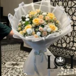 دسته گل طبیعی رز DL215 با رز مینیاتوری، رز هلندی، آستر و عروس - گل فروشی لاکچری لونا فلاور کرج
