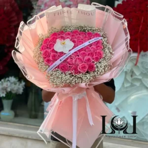 دسته گل طبیعی رز و ژیپسوفیلا DL202 با چهل شاخه رز صورتی، ژیپسوفیلا و ارکیده - گل فروشی لاکچری لونا فلاور کرج