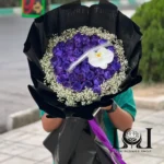 دسته گل طبیعی رز و ژیپسوفیلا DL203 با چهل شاخه رز بنفش، ژیپسوفیلا و ارکیده - گل فروشی لاکچری لونا فلاور کرج