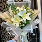 دسته گل طبیعی لیلیوم DL205 با لیلیوم اوریانتال، بابونه و اوکالیپتوس - گل فروشی لاکچری لونا فلاور کرج