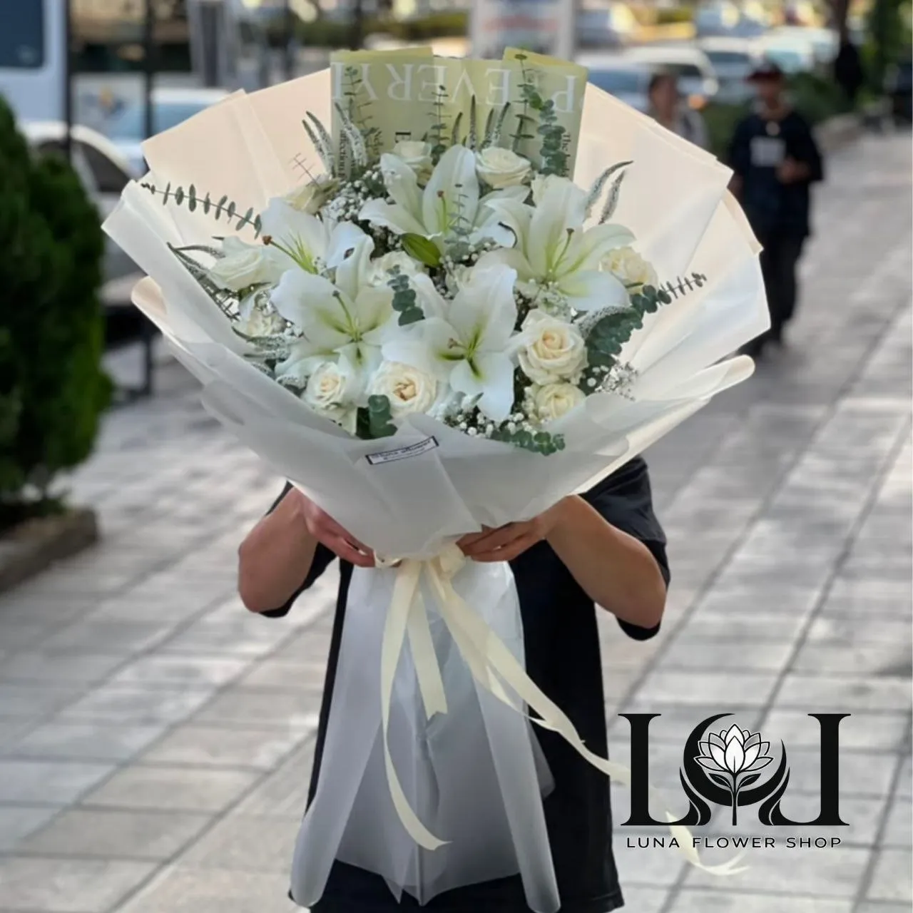 دسته گل طبیعی لیلیوم و رز DL204 لونا فلاور کرج دسته گل طبیعی لیلیوم و رز DL204 با لیلیوم اوریانتال، رز، ژیپسوفیلا، اوکالیپتوس و ورونیکا - گل فروشی لاکچری لونا فلاور کرج