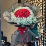 دسته گل طبیعی ژیپسوفیلا و رز قرمز DL210 با چهل شاخه رز قرمز و ژیپسوفیلا - گل فروشی لاکچری لونا فلاور کرج