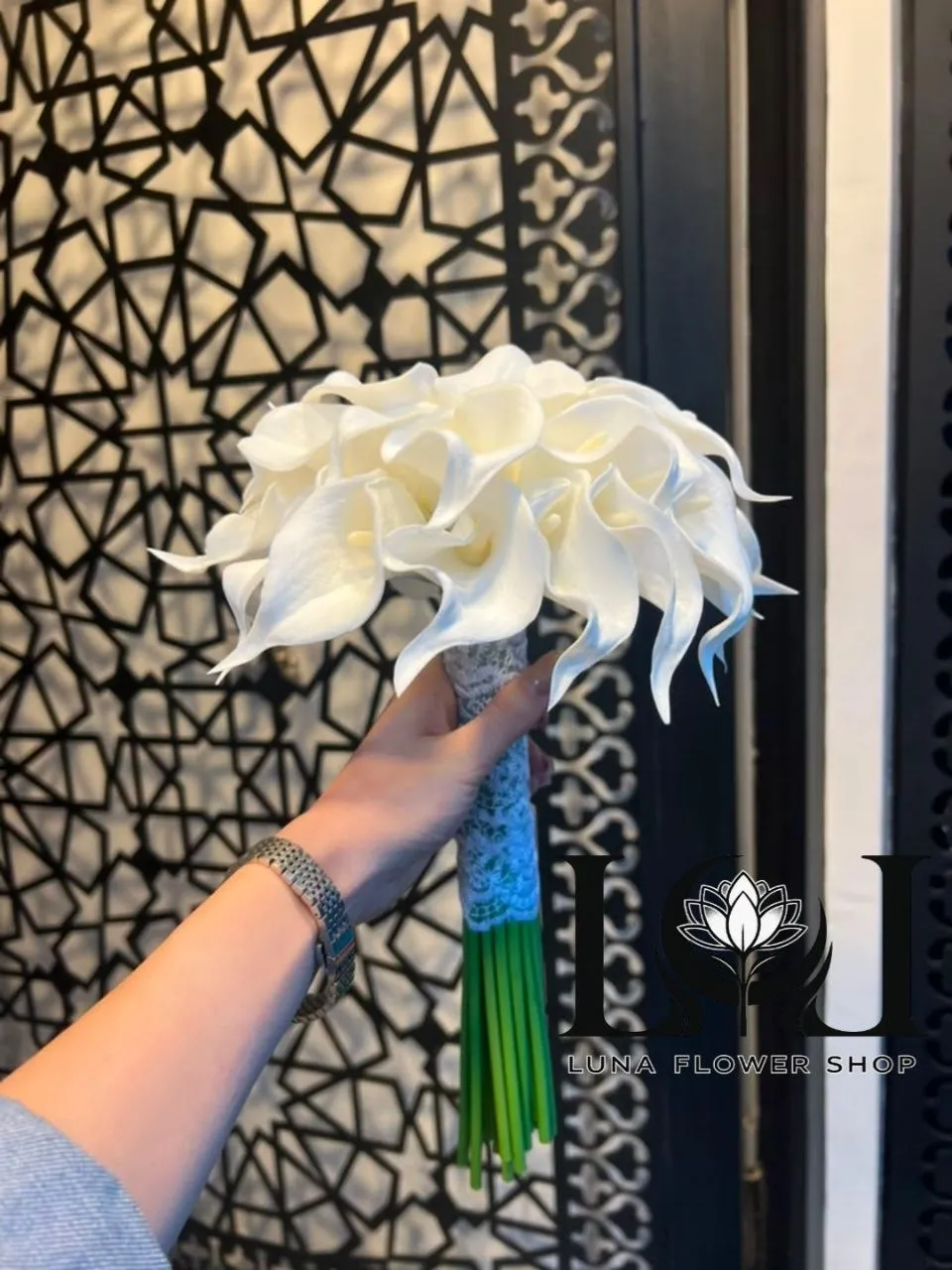 دسته گل عروس شیپوری DL214 لونا فلاور کرج دسته گل عروس شیپوری DL214 با سی شاخه شیپوری - گل فروشی لاکچری لونا فلاور کرج