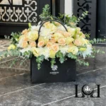 فلاور بگ طبیعی SL124 با لیسینتوس، داودی و رز مینیاتوری - گل فروشی لاکچری لونا فلاور کرج